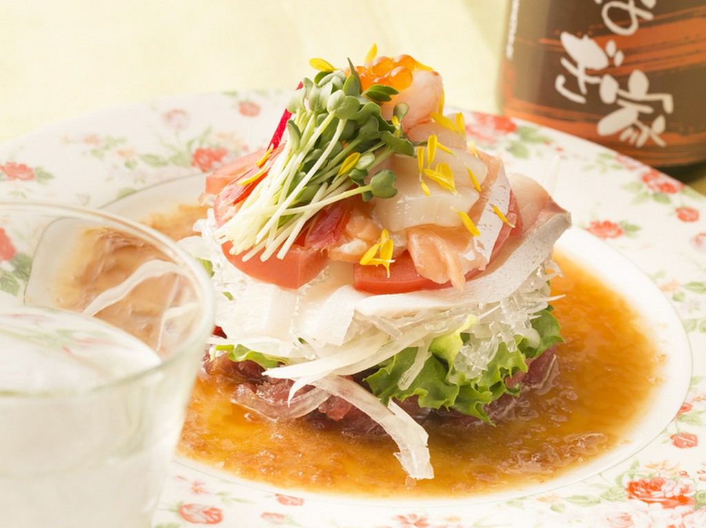 新鮮な地魚と生野菜の『海鮮サラダ』は、自家製ドレッシングで