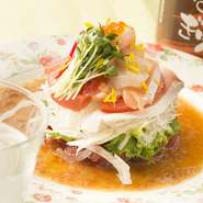 新鮮な地魚と生野菜の『海鮮サラダ』は、自家製ドレッシングで