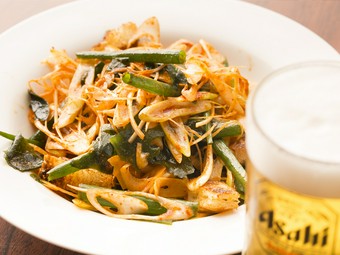 ピリ辛味が、ビールによく合う『ねぎサラダ』は、女性に人気