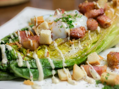 レタスの甘さ抜群『まるごと!ロメインレタスのシーザーサラダ』