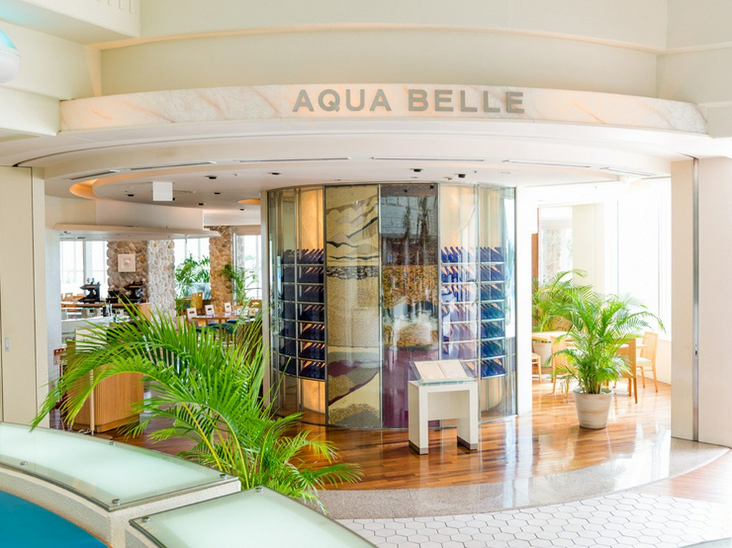 南国の雰囲気漂うオシャレな入口