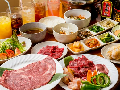 バリエーション豊富な料理を囲んで盛り上がる歓送迎会