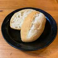 ホテル時代の先輩が営む地元で人気のパン屋さんが作る、みすぶた家の為だけに考案したオリジナルのフランスパン（バケット）を使ったガーリックトースト。