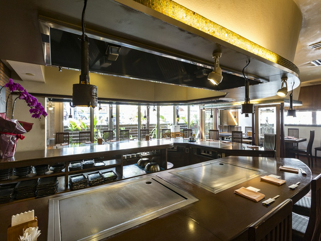 ライブ感あふれるカウンターも、落ち着いたテーブル席も接待向け