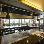 目の前で専任の料理人が調理してくれるカウンター席は、接待におすすめです。テーブル席からも、鉄板で焼いている様子を見ることができるので、落ち着いた雰囲気で食事と会話が楽しめます。