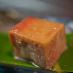 クセがなく、お酒に合う『豆腐よう』　大豆の味が濃厚な島豆腐を、紅麹菌で発酵した沖縄の味覚