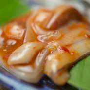 沖縄産の「セーイカ」は、大きいものは体長1メートル、重さは20キロくらいあります。食用のイカとしては世界最大級。モッチリとしたやわらかい食感、肉厚で旨みたっぷり。ピリ辛で、お酒が進む味です。