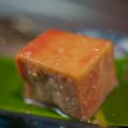 大豆が多く含まれていて、しっかりした味の島豆腐を、紅麹菌で発酵したのが『豆腐よう』です。くさみもなく、食べやすい味。お酒のアテとして人気があります。沖縄に行ったら、ぜひ食べたい一品です。