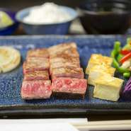A3～A5クラスの沖縄県産和牛の素材の味が存分に味わえます。肉は２回に分けて提供し、あたたかい焼きたてが食べられるよう配慮。ピーマンとオリーブ炒め、玉ねぎスライス、沖縄名産の紅芋と島豆腐を添えて。