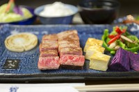 島唐辛子を使ったピリ辛ソースで、県産和牛の肉の甘みをひきたてる『黒毛和牛サーロインステーキ』