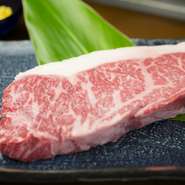 沖縄生まれ・沖縄育ちの「もとぶ牛」は、とろけるような甘さがあります。八重山諸島の自然のなかで飼育されている「石垣牛」は、安心・安全な黒毛和種。沖縄県産和牛はくどくなく、あっさりした味が特徴です。
（※毎日産地が異なります。）