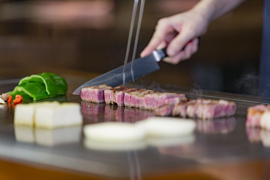 いつでもそばで調理しながら、お客さまの目線でサービスを提供