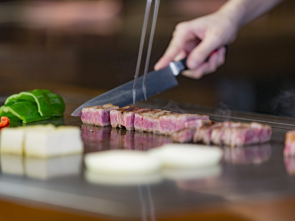 いつでもそばで調理しながら、お客さまの目線でサービスを提供