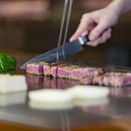 お客さまのそばで調理しながら、お客さまの目線で考えることをモットーにしています。呼ばれる前に、飲み物を提供するなど。お客さまとの距離が近い、心の通ったコミュニケーションを大切にしています。