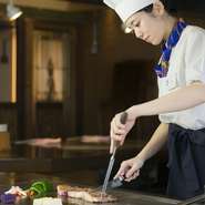 お一人様でも、自分だけのために鉄板焼きを焼いてくれる、専任の料理人が1人つきます。20代から40代まで幅広い年齢層の女性スタッフばかりです。女性ひとりでお店に来ても、安心して食事することができます。