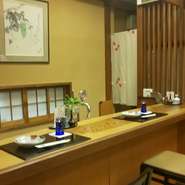 ゆったり間隔のカウンター席