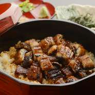 丁寧にひいたかつお出汁で食べるオリジナル『櫃まぶし』も人気の一品です。薬味は三つ葉が用意されていてサッパリとした味わいが特徴。伝統と革新を重んじ時代の流れも見極めているのが長く人々に愛される理由です。