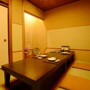 創業昭和10年
赤坂駅から徒歩2分でありながら、一歩路地に入った知る人ぞ知る店
赤坂の喧騒を忘れさせる落ち着いた空間で厳選された旬の食材を楽しみながらゆったりとした一時を…