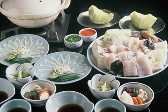 厳選された山口県産とらふぐをご用意
ひと味違う自家製ポン酢で是非一度、その味をお確かめ下さい