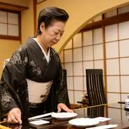 【赤坂　いなげ家】は都会の喧騒を離れた路地にあります。日々の疲れも忘れて寛ぎの時間を過ごしていただけるよう心掛けています。職人の想いが込められた料理をお客様にお出しする瞬間は今でも身が引き締まります。