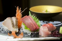 築地市場や福岡市場・札幌市場から直送された天然の魚貝を使った『刺し身』は、素材の良さがよく分かる一品です。