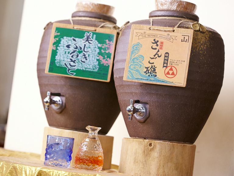 泡盛の飲み放題、沖縄が誇る蒸留酒と美味しい料理でたのしい時間