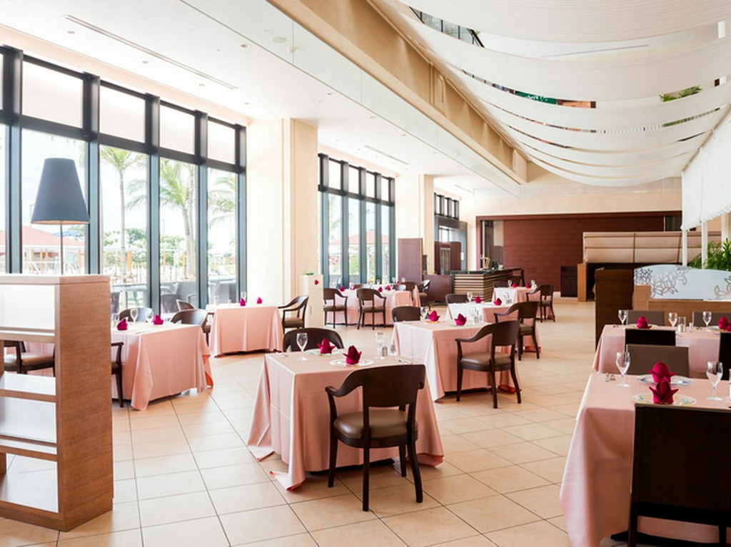 ホテルの一室という部屋の広さを生かしたつくり