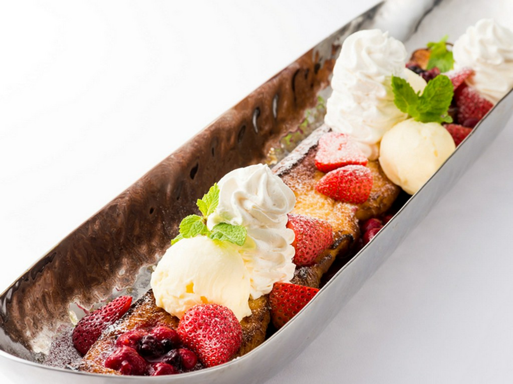 『ロングフレンチトースト、バニラアイスクリーム添え』　※画像は一例です。