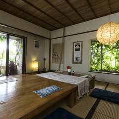 大きな窓から明るい日射しが差し込む、爽やかな空間