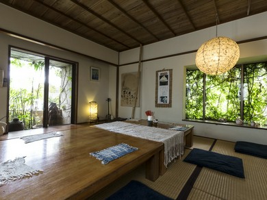 大きな窓から明るい日射しが差し込む、爽やかな空間