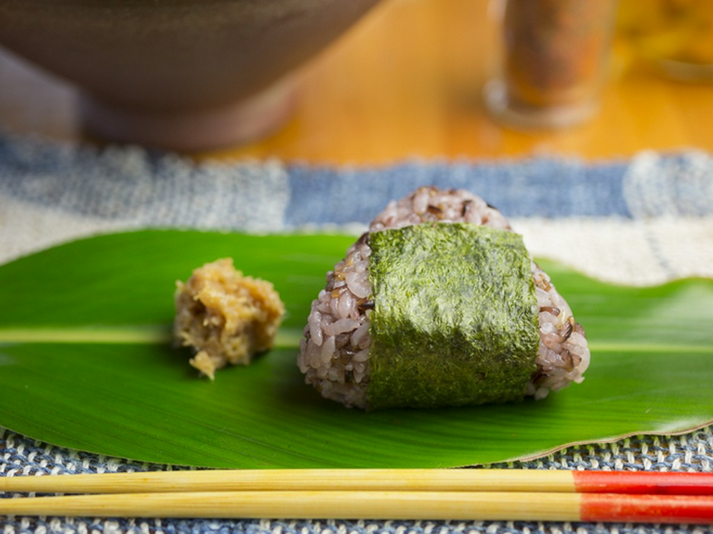 丁寧に炊き上げた自慢の一品『古代米のおにぎり』