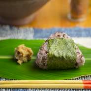こだわりの古代米を丁寧に炊いた自慢のおにぎりです。肉味噌を付けて食べると何とも言えない味わいに。