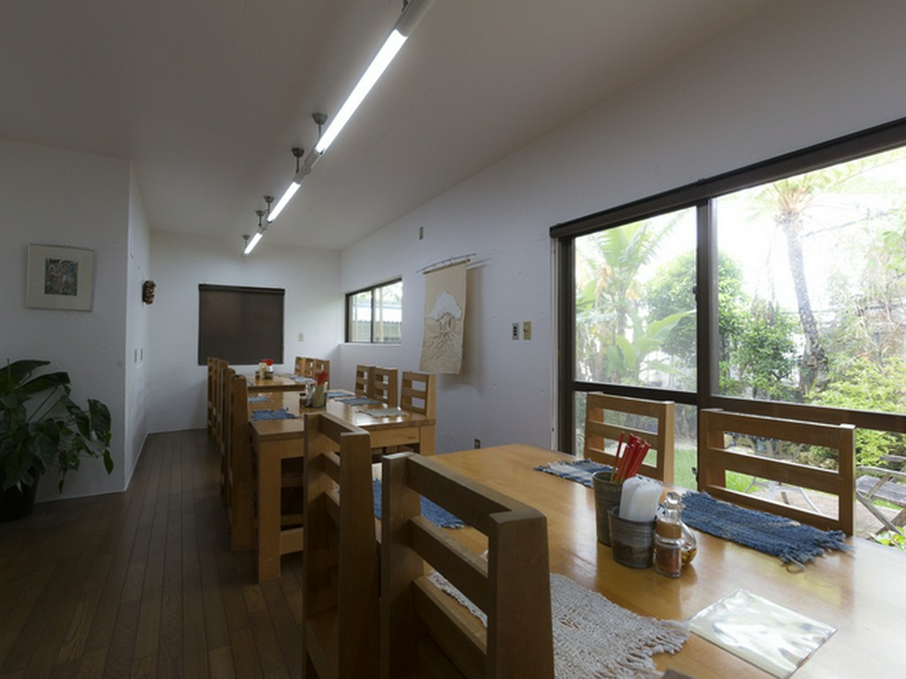 明るい日射しが差し込む店内で心地良いひとときを。