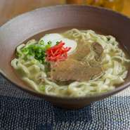 木灰水を使用したあさっりした中にも、やさしい旨みがある『木灰すば』。お子様からご年配方まで安心して食せるおそばです。平打ちのちぢれ麺はところどころで太さが異なり、モチモチとした食感がたまりません。