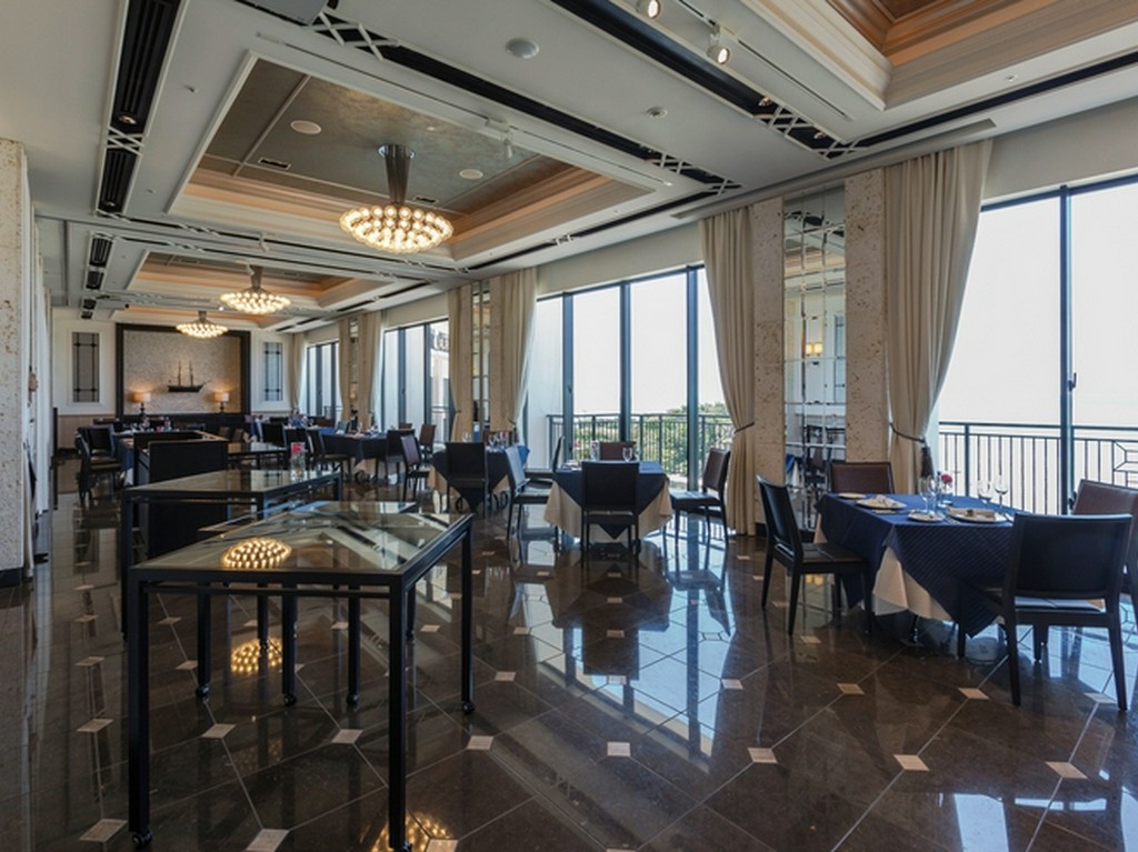 目の前に広がるタイガービーチを眺めながらオシャレなディナー