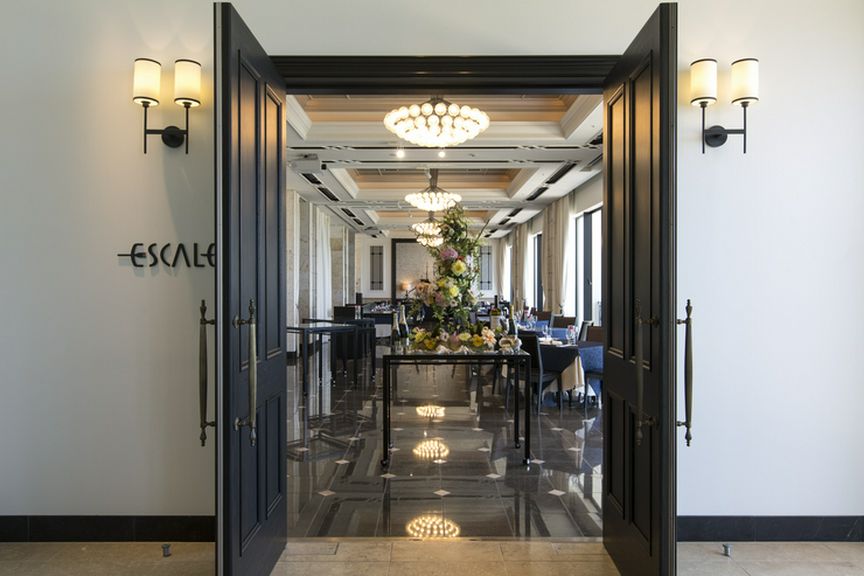 開かれた扉を抜けて、上質な空間へといざなうレストラン