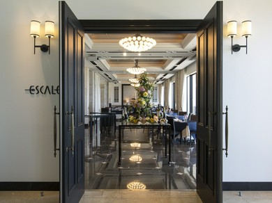 開かれた扉を抜けて、上質な空間へといざなうレストラン