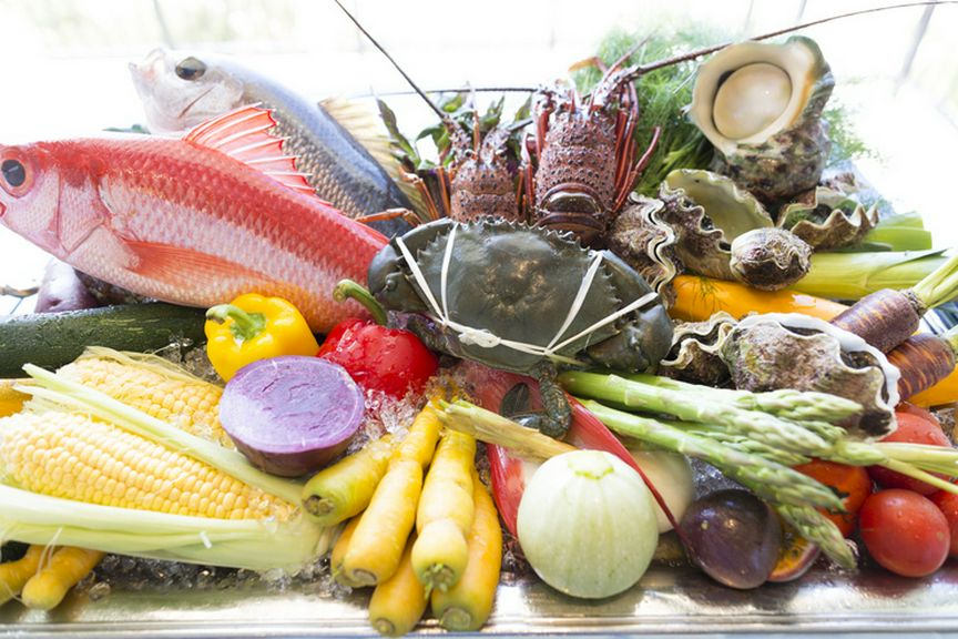 島の恵みをふんだんに、地元の新鮮食材を厳選