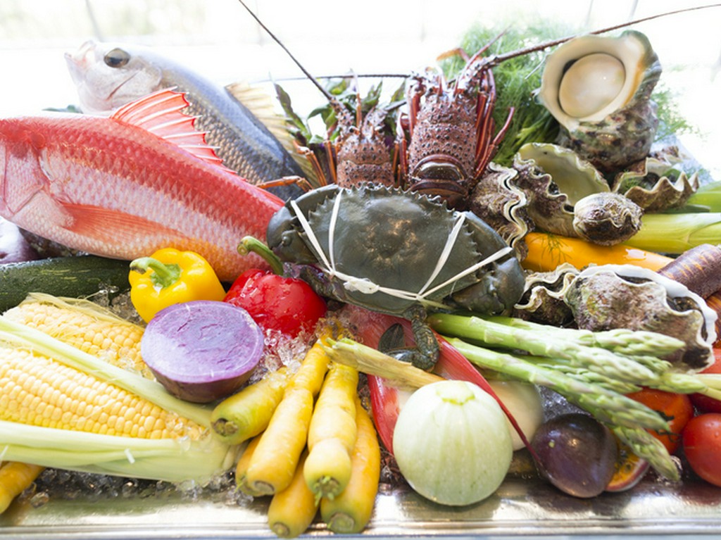 島の恵みをふんだんに、地元の新鮮食材を厳選