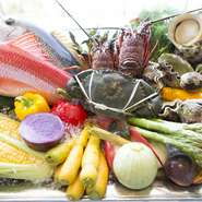 沖縄の近海魚や「アグー豚」、フルーツなど県内でとれる県産品をメインとしたメニュー。色鮮やかな野菜も特徴の一つです。沖縄を表現した四季の味わいをたっぷりと感じられるコースに舌鼓。