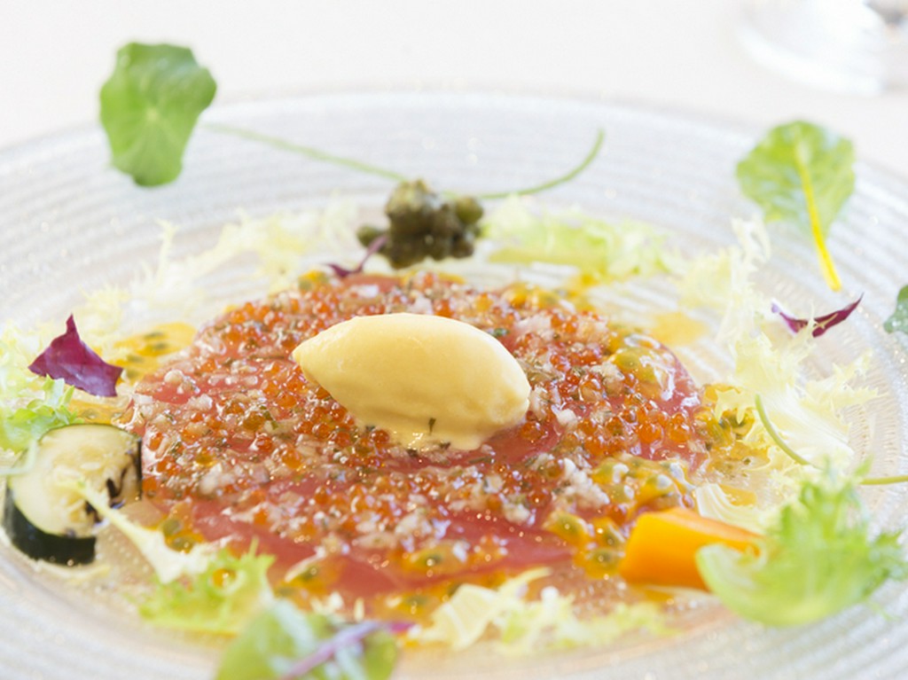 ヘルシーなサラダ仕立てで登場する旬菜を使った『前菜』