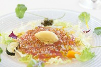 コースの前菜として登場するサラダ。新鮮な魚介類と県産野菜をたっぷりと使った、さっぱりとした味わいです。