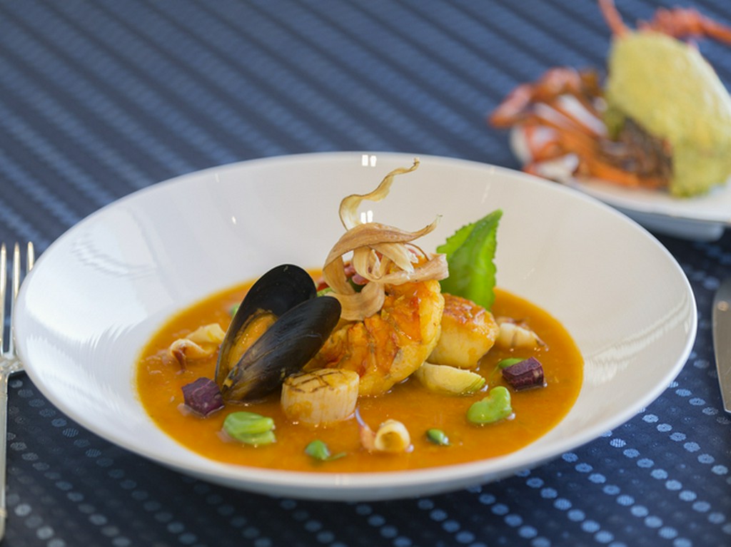 高級食材がたっぷり『国産伊勢海老と魚介類のマルセイユ風』