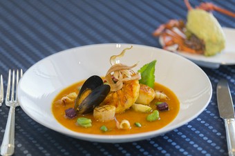 高級食材がたっぷり『国産伊勢海老と魚介類のマルセイユ風』