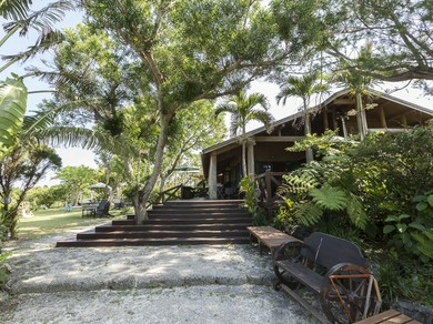 晴れた日には、たくさんの緑に囲まれたガーデン席でリラックス