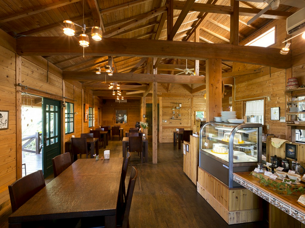 どこか懐かしさを感じる木造の建物。温もりのある店内でのんびり