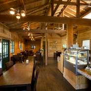 木の温もりがあたたかな店内。各テーブルには小さなシーサーと季節の草花があしらわれ、潤いのある空間を演出しています。おいしいコーヒーを味わいながら、思い思いのスタイルで充実した時間を過ごしてみては。