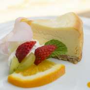 素材そのものの良さが感じられる、シンプルで素朴な味わいが魅力。ショーケースに並ぶケーキから、好みの種類を選べるのも嬉しいところ。ベイクドチーズケーキやキャラメルシフォンなど、日替わりで楽しめます。