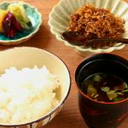 人数分だけ炊く長野のこだわり米は、いつも炊きたて。自家製の「ちりめん山椒」は、お土産にも人気です。