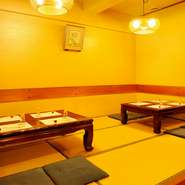 座敷にはテーブルが2台。料理人が全体に目をかけられるよう、お客様は少人数でお受けしているそう。「くつろぎの空間を過ごしていただきたい」と語る料理長。落ち着いて料理を召し上がりたい方におすすめの店です。